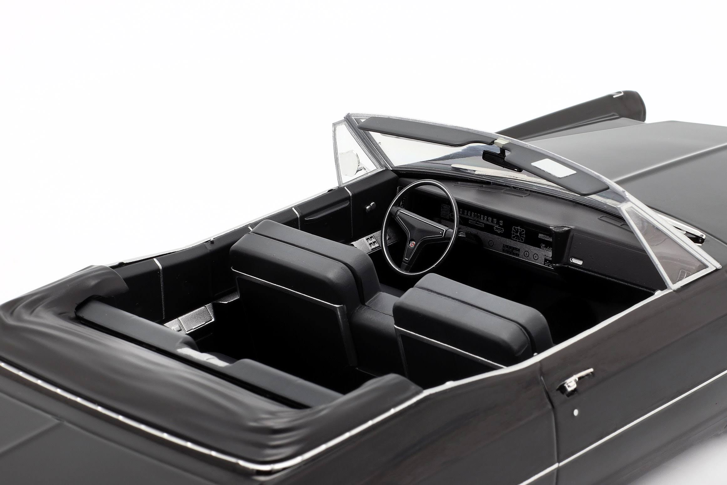 1/18 Cadillac DeVille Convertible 1967 U85083
